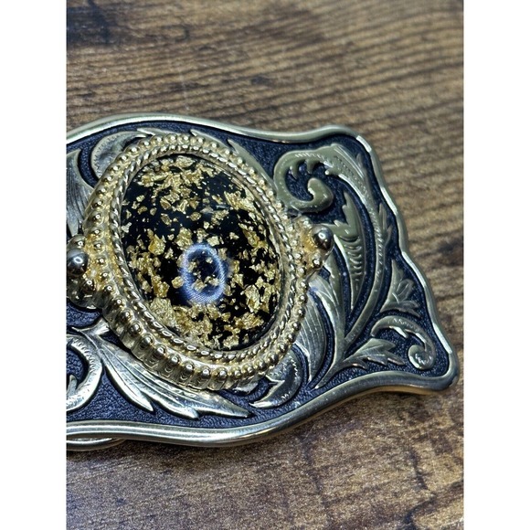 1970s belt buckle gold leaf under convex glass set in goldtone filigree - Picture 5 of 5